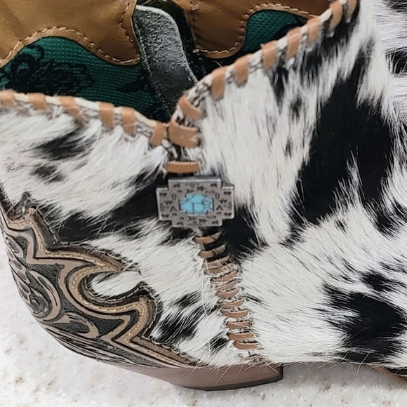 Western hand tooled cowhide ankle boots! (W-10) NWOT
